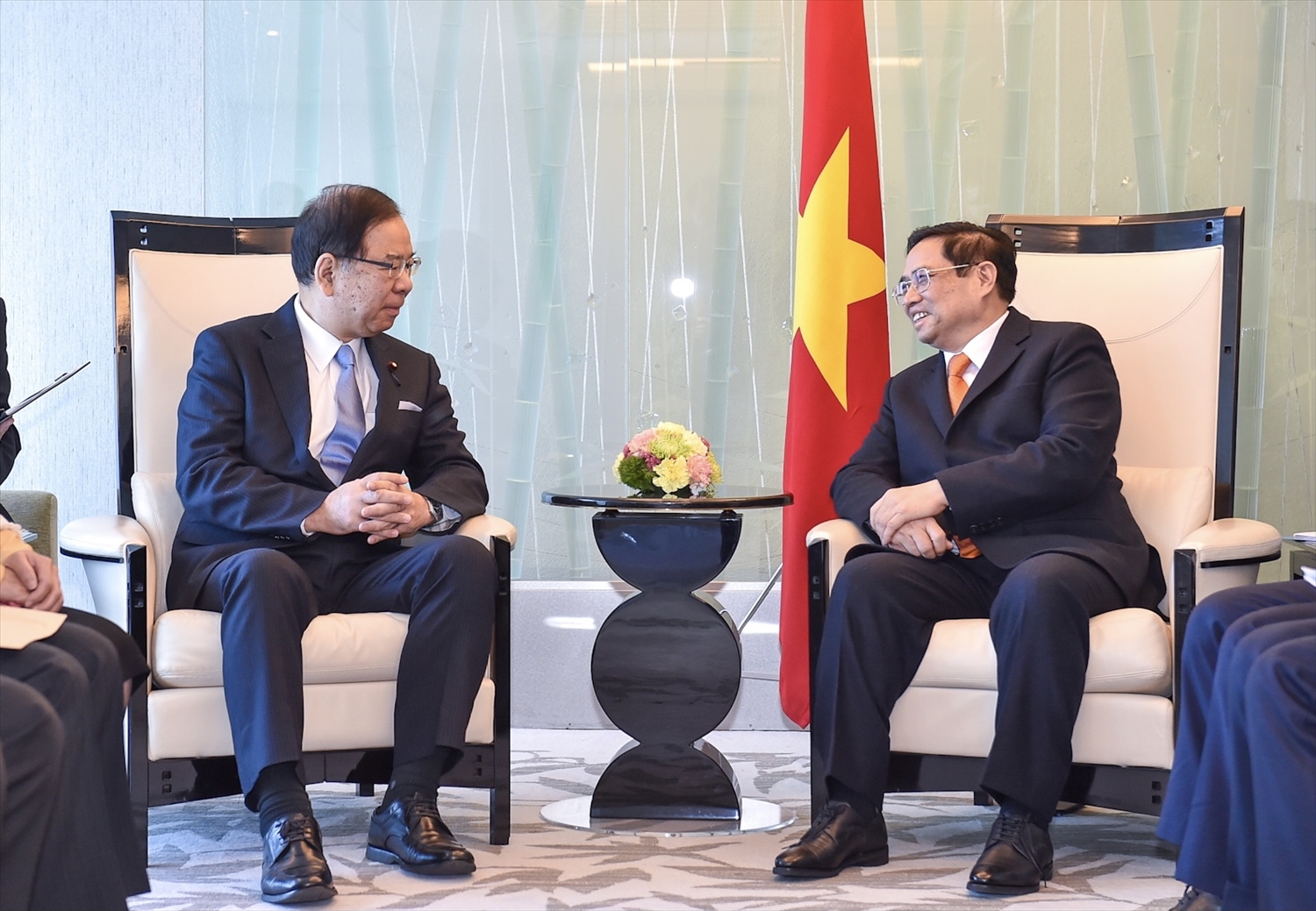 Le PM Pham Minh Chinh reçoit des dirigeants de Partis japonais